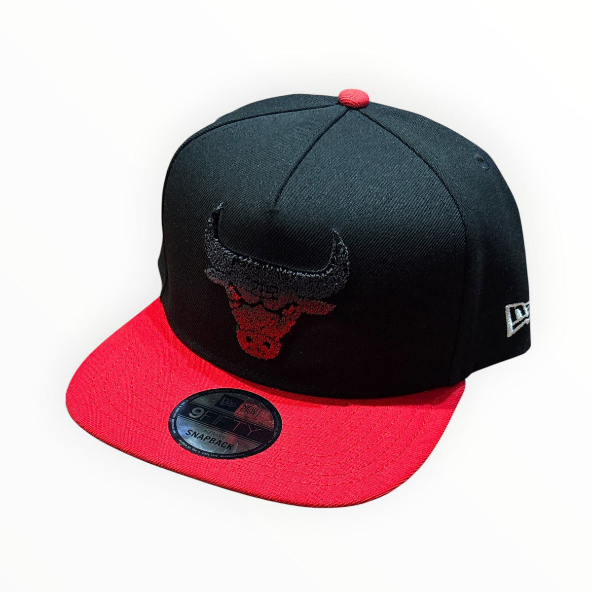 New Era Chicago Bulls black and red 9FIFTY A-Frame snapback with textured Bulls logo, front angle