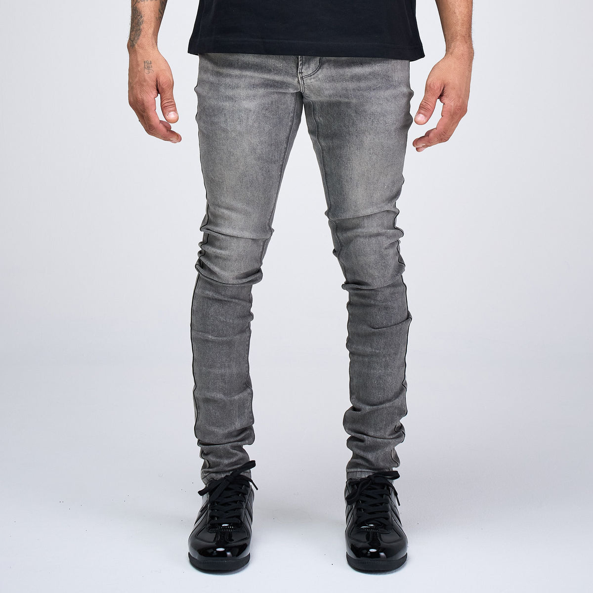 OCHO DUSK jeans in Dark Gray, front on model