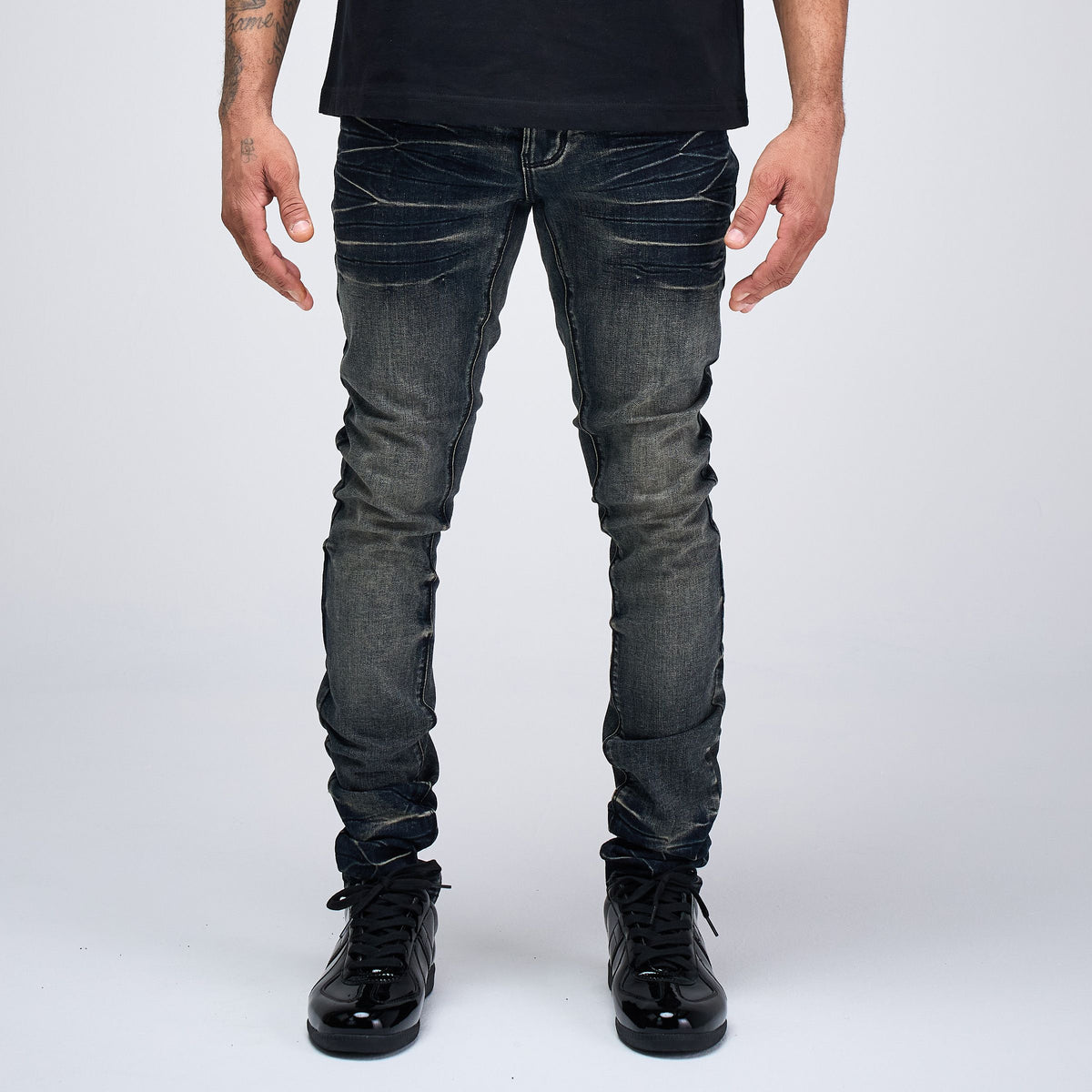 OCHO SLATE jeans in Gray, front on model