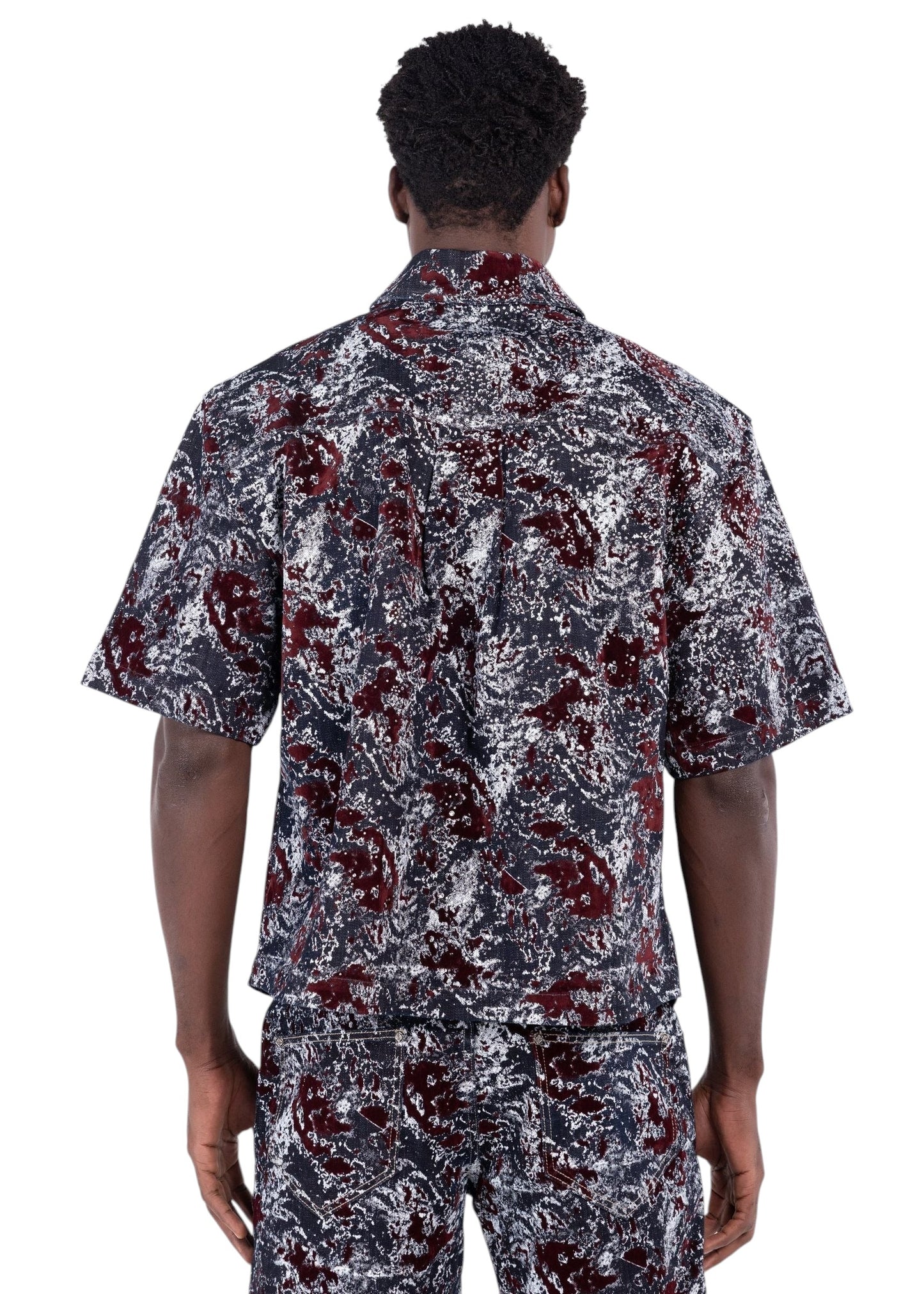 On Time Fashions Guapi wine red laser velvet short-sleeve shirt with distressed texture, back view on a model