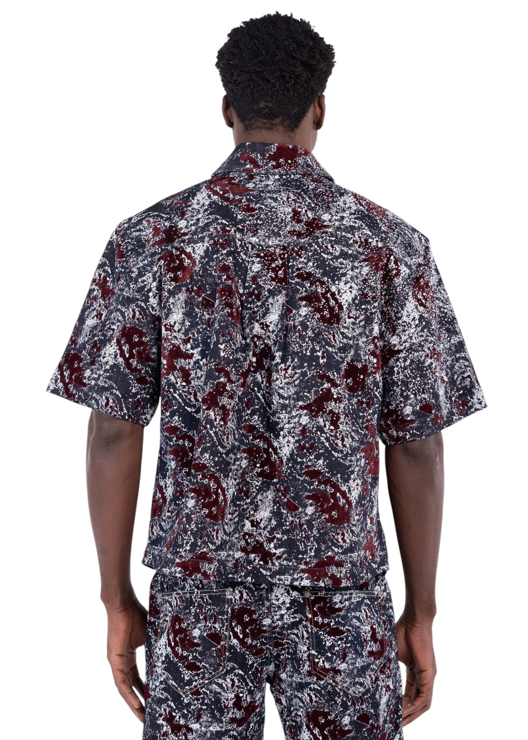 On Time Fashions Guapi wine red laser velvet short-sleeve shirt with distressed texture, back view on a model